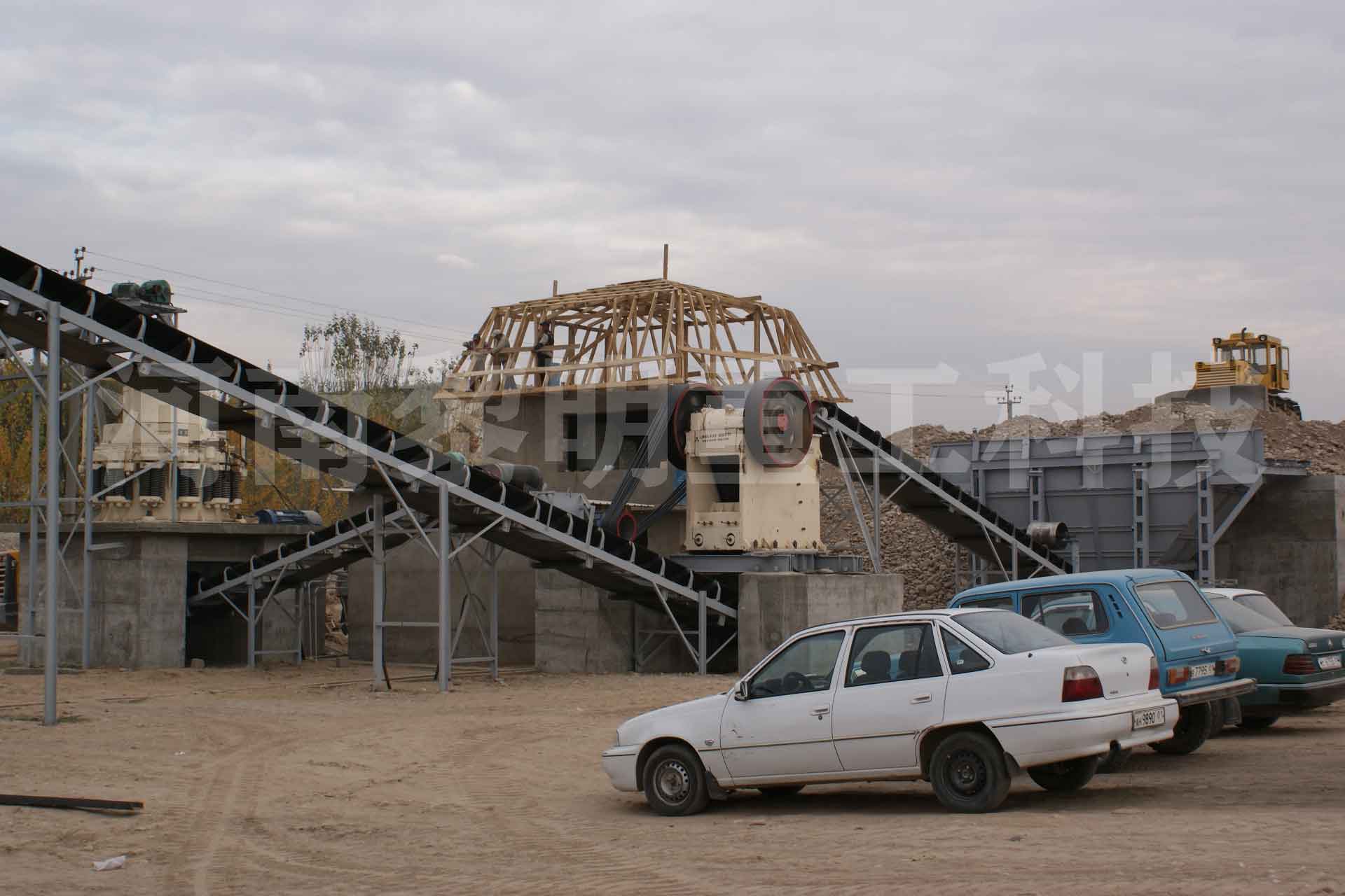 砂石粉碎機現(xiàn)場